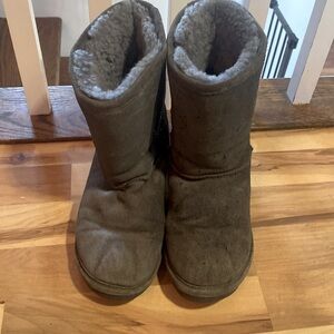 BearPaw Gray Women’s 9 Boots